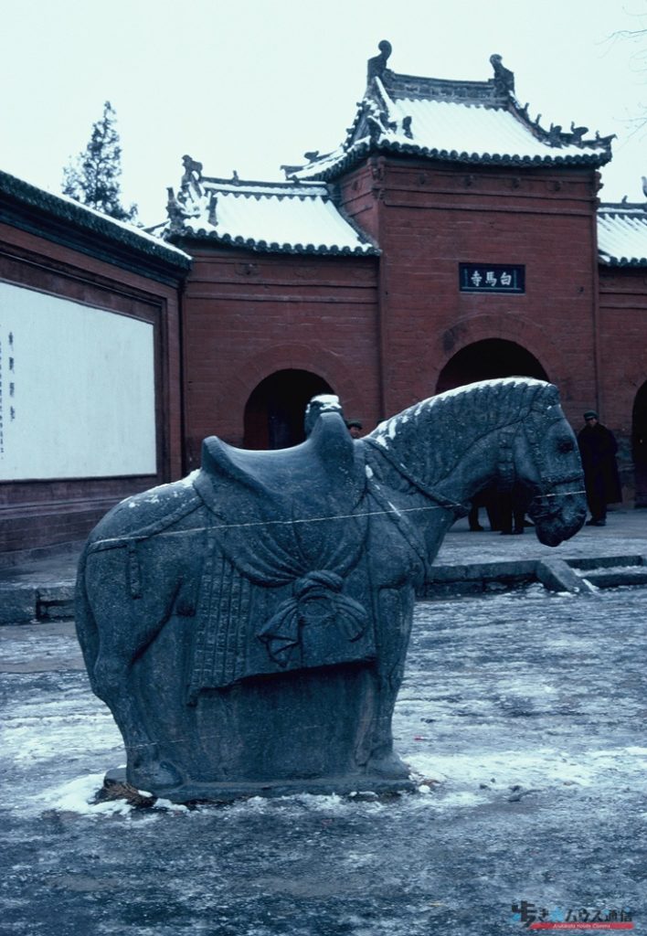 白馬寺の門前の白馬石像