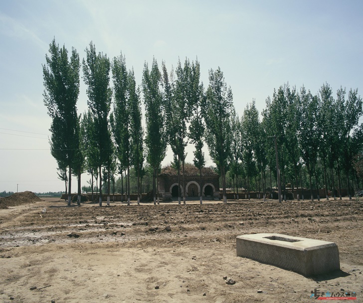 荒れ果てた三義堂の廟内：元境内は、撮影当時は芽生えたばかりの麦畑で、清代の石碑が２つ建ち、石塊があちこちに転がっていた。