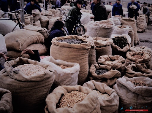 毫州の漢方薬市場：華佗以来の漢方薬の伝統がある毫州は、漢方薬材料の取り引きが多く薬材専門の大きな自由市場がある。