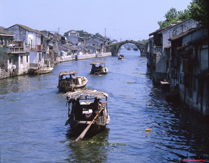 揚州の大運河：曹操が奪った揚州は長江の交通の要衝で、後に隋代に大運河が開通すると江南随一の大都会となった。大運河の一部は現在でも使われている。