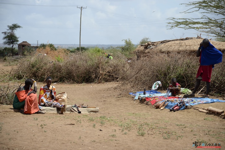 マサイの女性たちは土産物を広げて客を待っている
